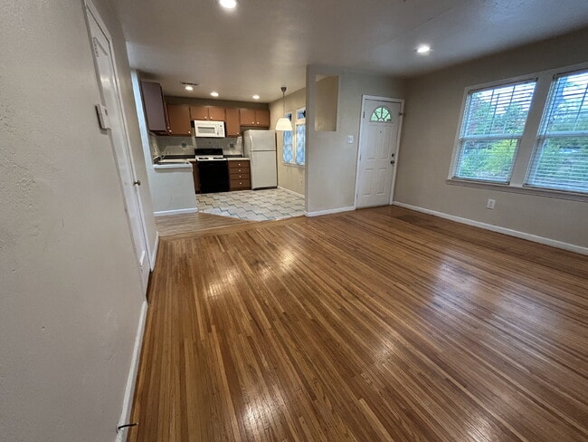 Building Photo - Cute 2 bedroom 1 bath in Tahoe Park Sacram...