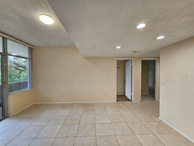 Building Photo - 6 Bedroom/3 Bath home in Black Acres
