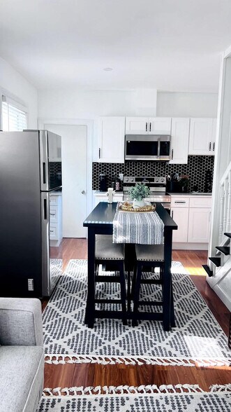 Building Photo - 21 Bullocks Point Ave