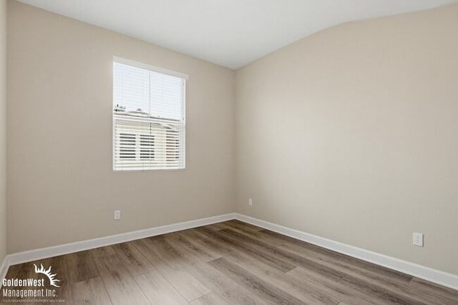 Building Photo - Bright & Modern 3Bdm 2Ba Townhome in Vista!