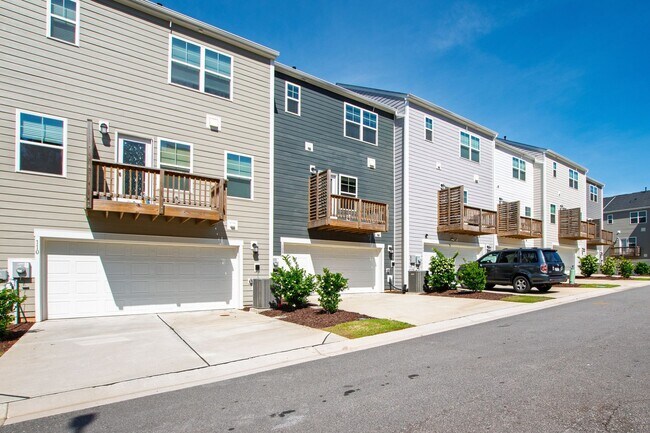 Building Photo - Bright, Spacious & Move-In Ready Townhome ...