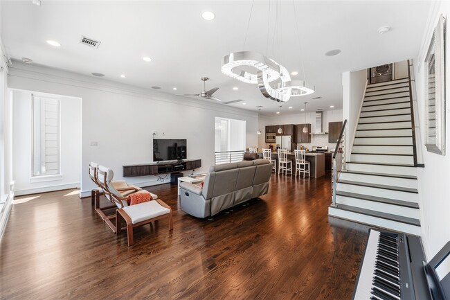 Building Photo - 1507 Sandman St