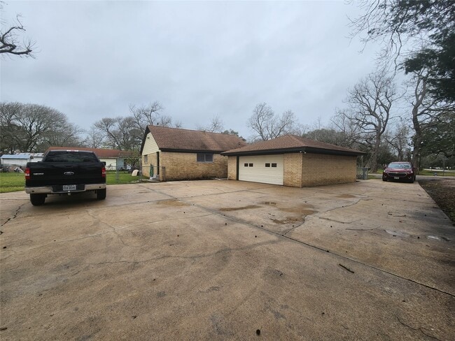 Building Photo - 1165 Lake St