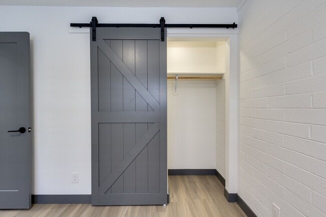 Building Photo - Two Bedroom in Old Town Scottsdale - Sparking Pool!