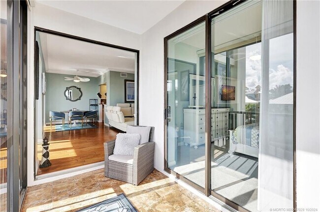 Building Photo - 150 SE Four Winds Dr