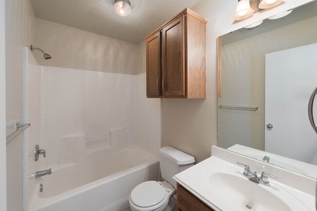 Building Photo - Spacious 4 Bed, 3 Bath Minutes from Campus!