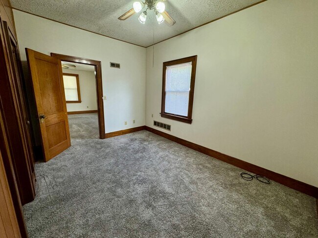 Building Photo - 3+ bed 2 bath house in south central Lincoln.