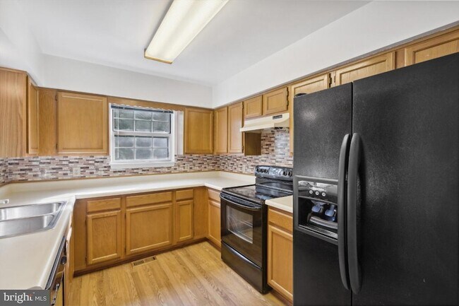 Building Photo - 18221 Fox Chase Cir