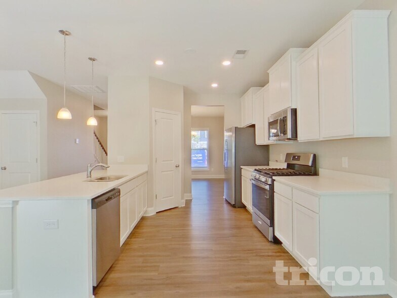 Building Photo - 563 Roseridge Dr