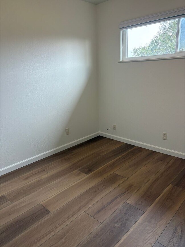 Building Photo - 15-13 Alma Ct