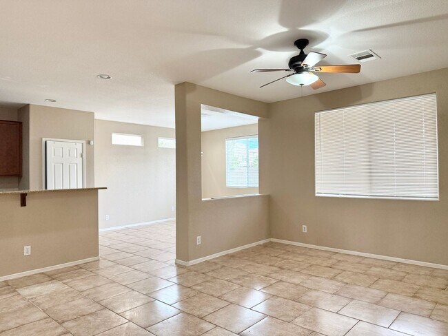 Building Photo - Spacious Living, Granite Counters, Great Location!