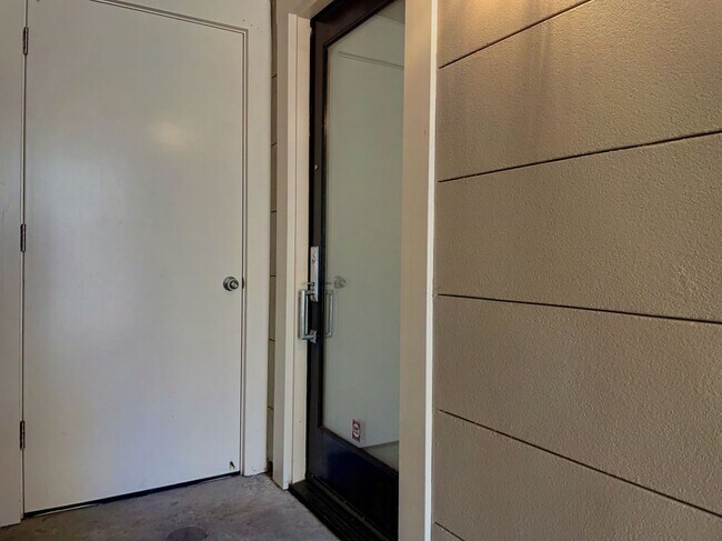 Building Photo - Modern 2 Bed, 1.5 Bath + Parking - Alamo S...