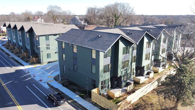 Building Photo - Professional Coliving - Private Room & Wal...