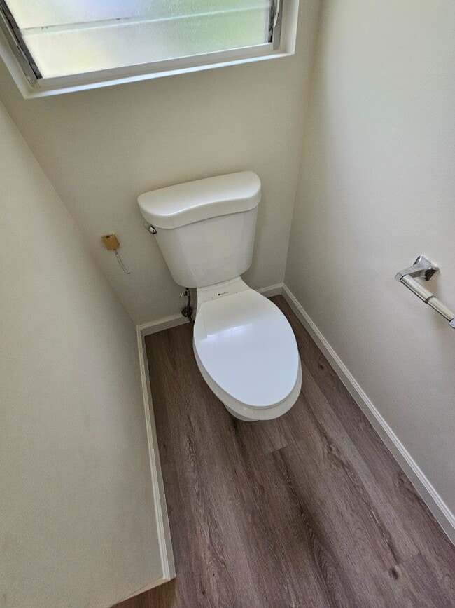 Building Photo - 2 bedroom, 1 bathroom with one driveway pa...