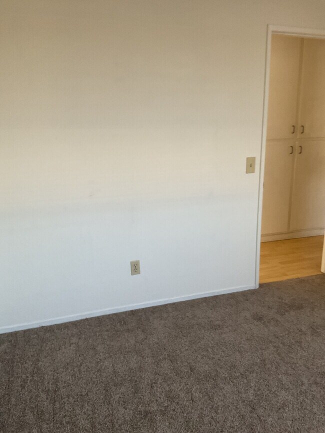 Building Photo - "Discover Coastal Living: Spacious 3-Bed, 2-Bath Townhouse