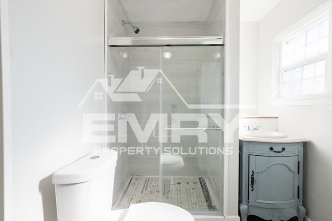 Building Photo - MOVE IN READY 2 BEDROOM 1 BATHROOM HOME IN LYNWOOD CA 90262