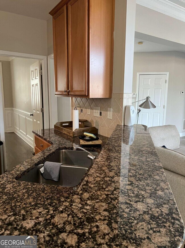 Building Photo - 608 Maple Grove Way