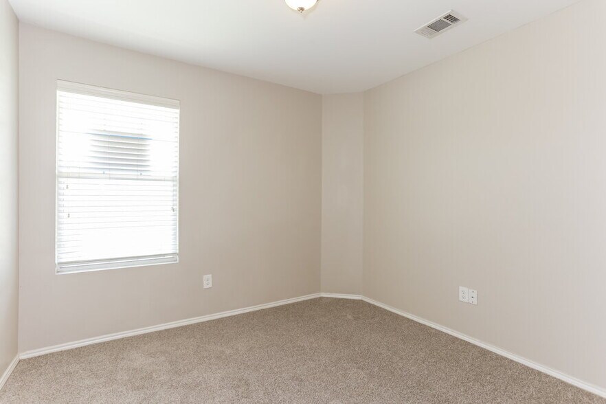 Building Photo - 1303 Macaw Ct