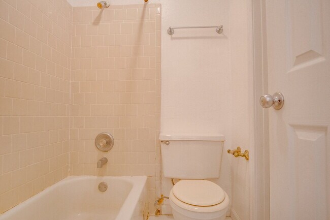 Building Photo - Pet-friendly Spacious Vinyl-Sided 2BR Apartment in Gulf Breeze