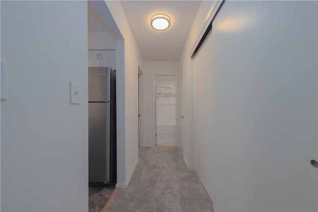Building Photo - 8 E Lawrence Park Dr