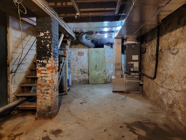 Building Photo - 113 E Chestnut St