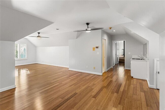 Building Photo - 2910 Emerald Dr
