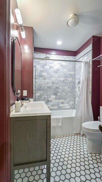 Building Photo - 604 Baronne St