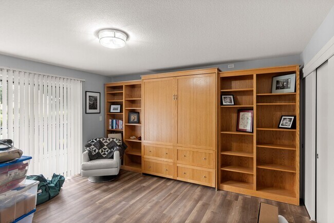 Building Photo - STYLISH 2 BED/2 BATHS LAKE OSWEGO CONDO