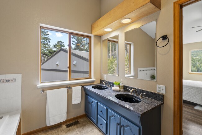 Building Photo - 8892 Martin Ln