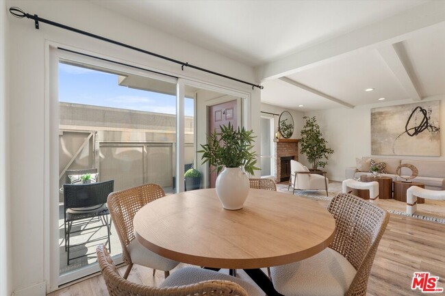 Building Photo - 2516 Arizona Ave