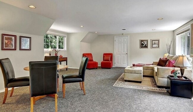 Building Photo - 4 Bedroom 3 Bath Spacious Home in Bellevue