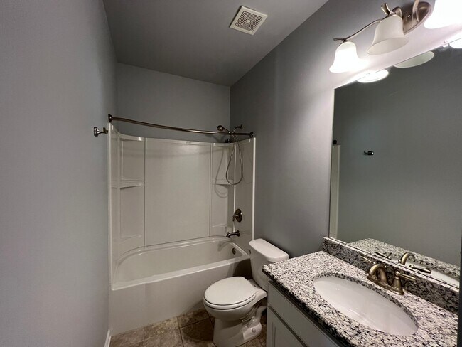 Building Photo - 4 Bedroom 3 Bath - Gorgeous Backyard in Le...