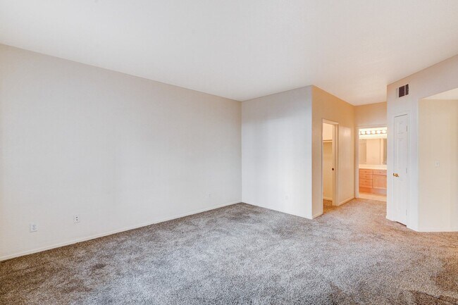 Building Photo - Beautifully Designed 2 Bedroom Condo in North Summerlin!