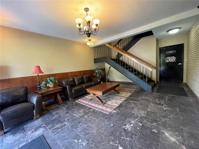 Building Photo - 633 Robert St