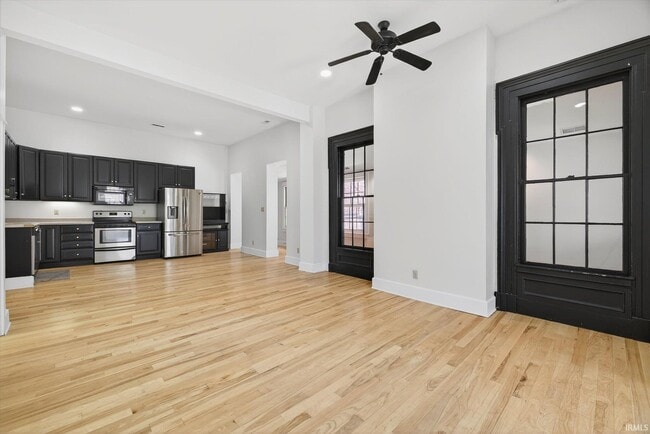 Building Photo - 114 E 6 St