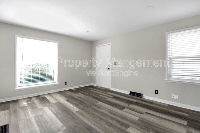 Building Photo - 1047 S James Rd