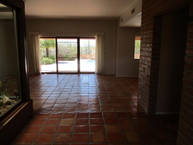 Building Photo - 4 bedroom 2.5 Bath