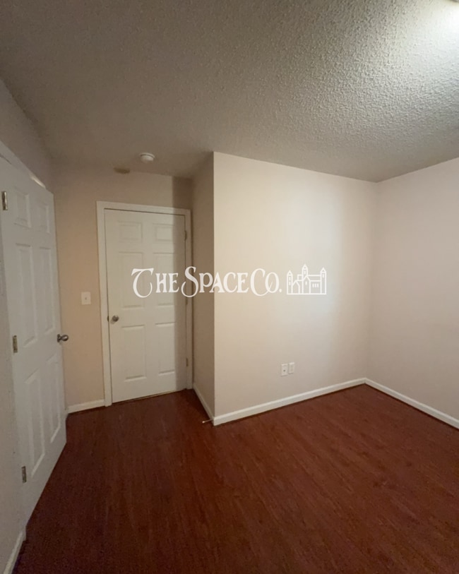 Building Photo - "Charming 2-Bedroom Retreat with 2 Full Baths on Vermont Road!"