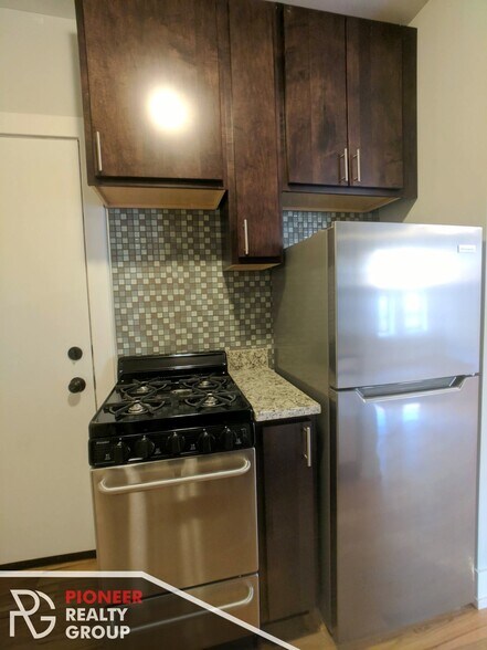 Building Photo - 813 W Cornelia Ave