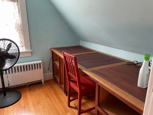 Building Photo - Lovely Tudor Home with convenient in town location