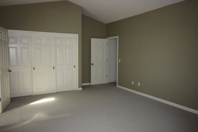 Building Photo - 3 Bedroom Townhome for Rent