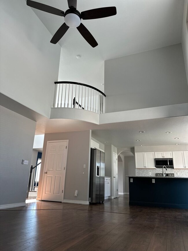 Building Photo - Stunning and HUGE 5BD/3.5BA in Paint Brush...