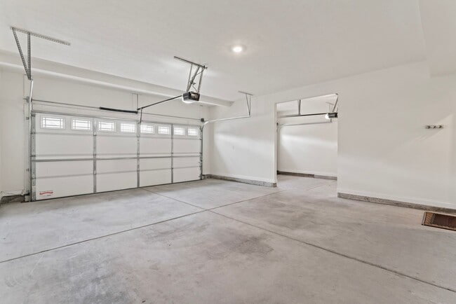 Building Photo - Fenced Yard, Zionsville Schools, Pet Friendly