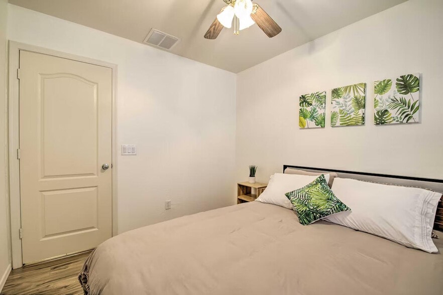 Building Photo - 1021 S 167th Ln