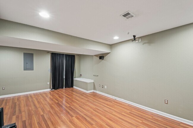 Building Photo - "Charming Lenexa Townhouse: Spacious 2-Bed Retreat with Finished Basement & Gleaming Hardwood Flo...
