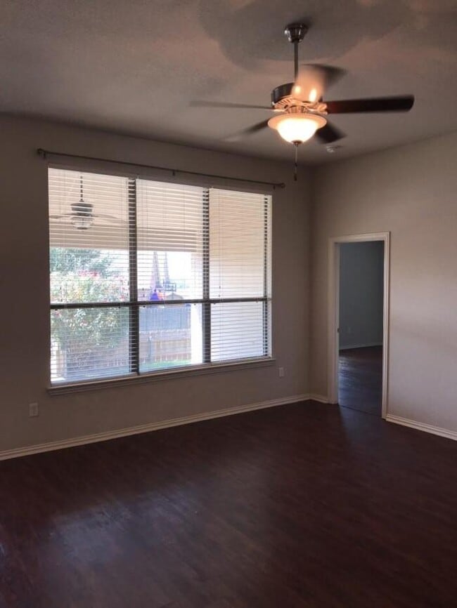 Building Photo - Meander Estates! Large corner lot 3/2/2 Co...