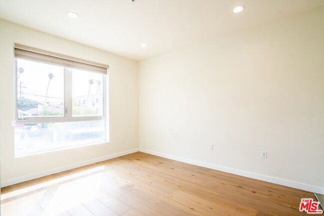 Building Photo - 105 S Mariposa Ave