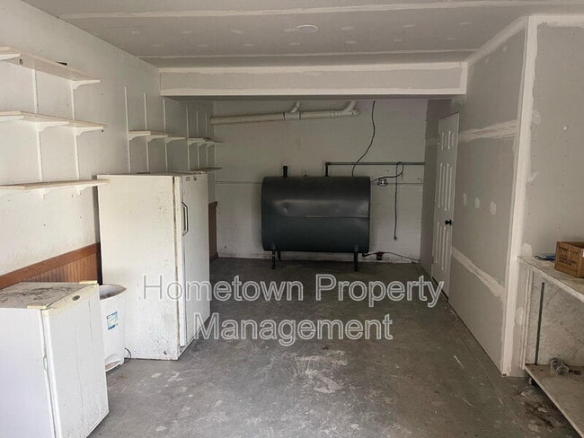 Building Photo - 272 River Rd