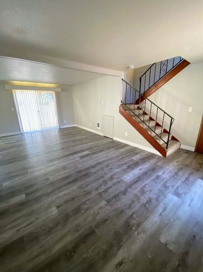 Building Photo - Large 2 bed, 1 bath Townhouse with Parking