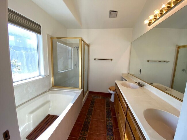 Building Photo - Single story located on a court!